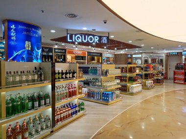 Kuala Lumpur, Malezya - 15 Şubat 2024: Malezya 'daki KLIA Kuala Lumpur Uluslararası Havalimanı' nda vergisiz içki dükkanı.