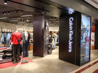 Kuala Lumpur, Malezya - 14 Şubat 2024: Malezya 'nın başkenti Kuala Lumpur' da bulunan lüks bir alışveriş merkezi olan Suria KLCC 'deki Calvin Klein mağazasının iç görünümü.