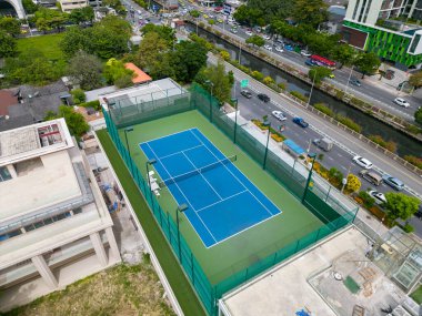 Bangkok, Tayland - 20 Kasım 2022: Bangkok, Tayland 'ın Sathorn kentindeki çatı tenis kortu.