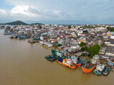 Songkhla, Tayland - 28 Aralık 2023: Eski Songkhla, Tayland ve Songkhla Gölü 'nün rıhtım manzarası. 
