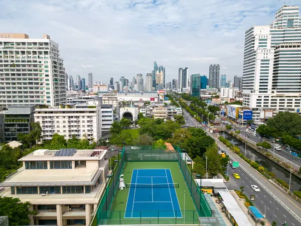 Bangkok, Tayland - 20 Kasım 2022: Bangkok, Tayland 'ın Sathorn kentindeki çatı tenis kortu.