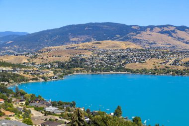 Vernon, British Columbia, Kanada yakınlarındaki Kalamalka Gölü ve Coldstream manzarası. Kalamalka Gölü Okanagan Vadisi 'nde yer almaktadır..