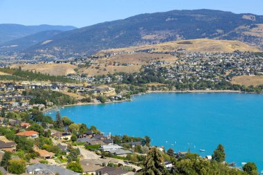 Vernon, British Columbia, Kanada yakınlarındaki Kalamalka Gölü ve Coldstream manzarası. Kalamalka Gölü Okanagan Vadisi 'nde yer almaktadır..