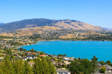 Vernon, British Columbia, Kanada yakınlarındaki Kalamalka Gölü ve Coldstream manzarası. Kalamalka Gölü Okanagan Vadisi 'nde yer almaktadır..