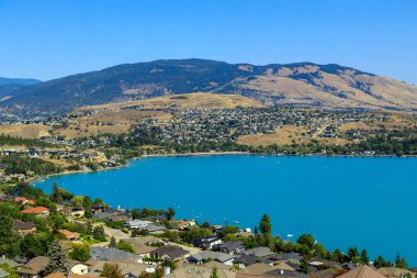 Vernon, British Columbia, Kanada yakınlarındaki Kalamalka Gölü ve Coldstream manzarası. Kalamalka Gölü Okanagan Vadisi 'nde yer almaktadır..