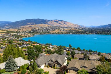 Vernon, British Columbia, Kanada yakınlarındaki Kalamalka Gölü ve Coldstream manzarası. Kalamalka Gölü Okanagan Vadisi 'nde yer almaktadır..