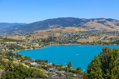 Vernon, British Columbia, Kanada yakınlarındaki Kalamalka Gölü ve Coldstream manzarası. Kalamalka Gölü Okanagan Vadisi 'nde yer almaktadır..