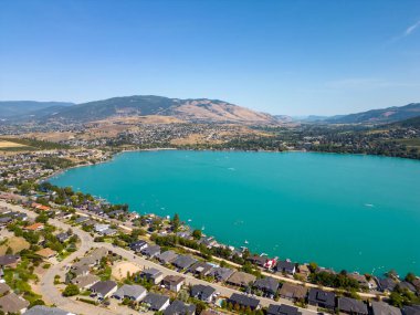 Vernon, British Columbia, Kanada yakınlarındaki Kalamalka Gölü ve Coldstream 'in insansız hava aracı görüntüsü. Kalamalka Gölü Okanagan Vadisi 'nde yer almaktadır..