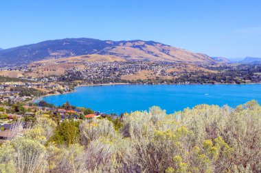 Vernon, British Columbia, Kanada yakınlarındaki Kalamalka Gölü ve Coldstream manzarası. Kalamalka Gölü Okanagan Vadisi 'nde yer almaktadır..