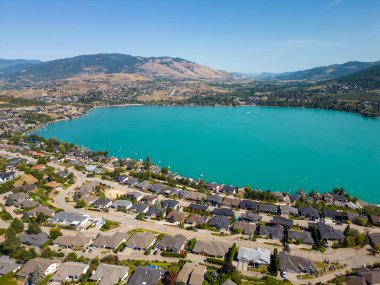Vernon, British Columbia, Kanada yakınlarındaki Kalamalka Gölü ve Coldstream 'in insansız hava aracı görüntüsü. Kalamalka Gölü Okanagan Vadisi 'nde yer almaktadır..