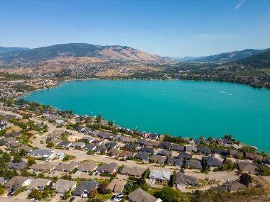 Vernon, British Columbia, Kanada yakınlarındaki Kalamalka Gölü ve Coldstream 'in insansız hava aracı görüntüsü. Kalamalka Gölü Okanagan Vadisi 'nde yer almaktadır..