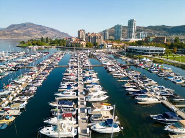 Kanada 'nın Okanagan Vadisi' nde yer alan Kelowna şehrinin yat kulübü ve rıhtımının insansız hava görüntüsü..