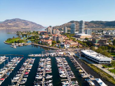 Kanada 'nın Okanagan Vadisi' nde yer alan Kelowna şehrinin yat kulübü ve rıhtımının insansız hava görüntüsü..