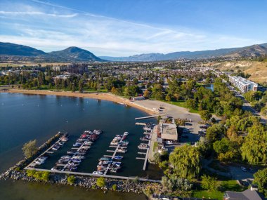 Penticton, British Columbia, Kanada 'da bulunan Skaha Gölü' ndeki marina ve Skaha Sahili 'ni kaplayan insansız hava aracı görüntüsü. Penticton Okanagan Vadisi 'nde yer almaktadır..