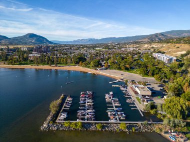 Penticton, British Columbia, Kanada 'da bulunan Skaha Gölü' ndeki marina ve Skaha Sahili 'ni kaplayan insansız hava aracı görüntüsü. Penticton Okanagan Vadisi 'nde yer almaktadır..