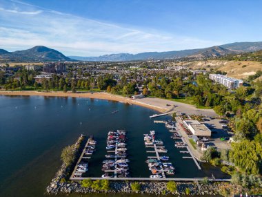 Penticton, British Columbia, Kanada 'da bulunan Skaha Gölü' ndeki marina ve Skaha Sahili 'ni kaplayan insansız hava aracı görüntüsü. Penticton Okanagan Vadisi 'nde yer almaktadır..