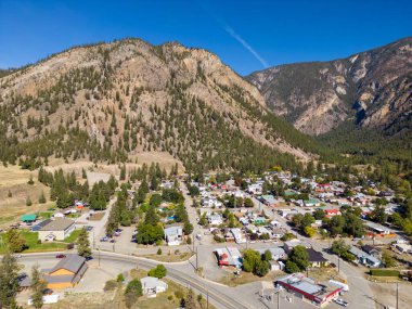 Similameen Vadisi 'nde bulunan Hedley, British Columbia, Kanada' nın eski maden kasabasının hava aracı manzarası.