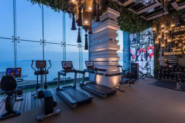 Pattaya Tayland - 10 Kasım 2022:::: Pattaya, Tayland 'da bulunan Riveria Monaco' daki lüks bir apartman spor salonu sağlık kulübü..