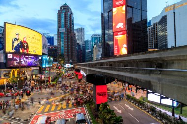 Kuala Lumpur, Malezya - 10 Şubat 2024: Bukit Bintang, Malezya 'nın başkenti Kuala Lumpur' un göbeğinde yer alan lüks alışveriş merkezleri ve moda butikleriyle dolu işlek bir cadde olan Jalan Bukit Bintang ile tanınıyor..