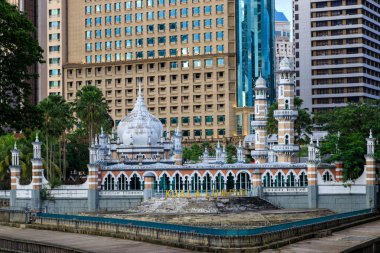 Kuala Lumpur, Malezya - 12 Şubat 2024: Mescid Jamek Camii, Malezya 'nın başkenti Kuala Lumpur' daki en eski camilerden biridir. Klang ve Gombak nehirlerinin birleştiği yerde yer almaktadır..