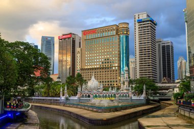 Kuala Lumpur, Malezya - 12 Şubat 2024: Mescid Jamek Camii, Malezya 'nın başkenti Kuala Lumpur' daki en eski camilerden biridir. Klang ve Gombak nehirlerinin birleştiği yerde yer almaktadır..