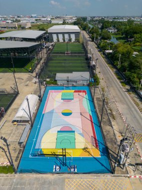 Bangkok, Tayland - 31 Ekim 2024: Bangkok, Tayland 'da bulunan Future Arena Park' taki çok amaçlı bir açık hava mahkemesinin insansız hava aracı görüntüsü