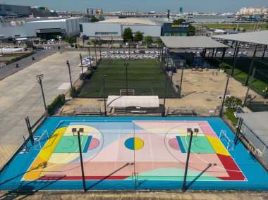 Bangkok, Tayland - 31 Ekim 2024: Bangkok, Tayland 'da bulunan Future Arena Park' taki çok amaçlı bir açık hava mahkemesinin insansız hava aracı görüntüsü