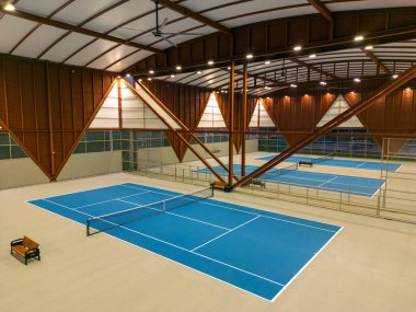 Bangkok, Tayland - 30 Ekim 2024: Bangkok, Tayland 'daki Bangkok Patana Okulu' nda kapalı tenis kortu. 