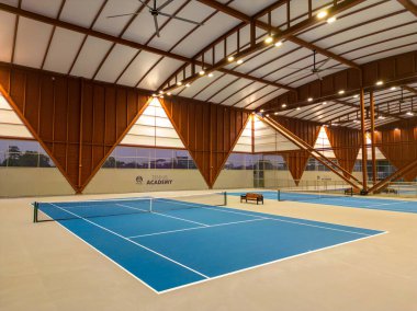 Bangkok, Tayland - 30 Ekim 2024: Bangkok, Tayland 'daki Bangkok Patana Okulu' nda kapalı tenis kortu. 