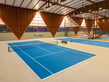 Bangkok, Tayland - 30 Ekim 2024: Bangkok, Tayland 'daki Bangkok Patana Okulu' nda kapalı tenis kortu. 