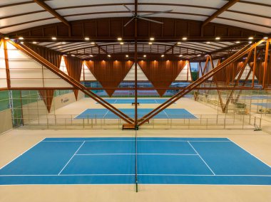 Bangkok, Tayland - 30 Ekim 2024: Bangkok, Tayland 'daki Bangkok Patana Okulu' nda kapalı tenis kortu. 