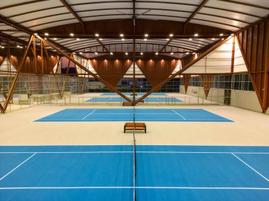 Bangkok, Tayland - 30 Ekim 2024: Bangkok, Tayland 'daki Bangkok Patana Okulu' nda kapalı tenis kortu. 
