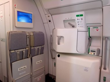 Bangkok, Tayland - 30 Ekim 2024: Bir uçak acil çıkış kapısı güvenli bir şekilde kapatıldı. Tayland Havayolları TG657 uluslararası Airbus A350-900. Seul 'den Bangkok' a uçuş güzergahı.
