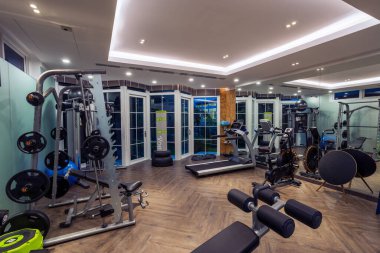 Bangkok, Tayland - 5 Kasım 2022: Bangkok, Tayland 'da bulunan lüks fitness ve egzersiz ekipmanlarına sahip bir ev içi spor salonu manzarası.