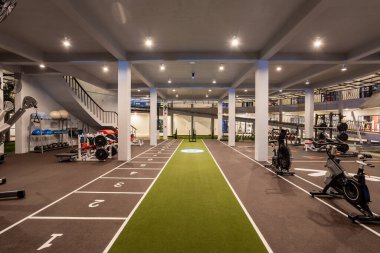 Phuket, Tayland - 25 Kasım 2024; Phuket, Tayland 'da yer alan Alfabe' de egzersiz ekipmanlarıyla Alpha Club fitness Center sağlık kulübü.