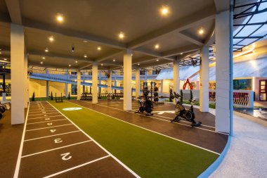 Phuket, Tayland - 25 Kasım 2024; Phuket, Tayland 'da yer alan Alfabe' de egzersiz ekipmanlarıyla Alpha Club fitness Center sağlık kulübü.