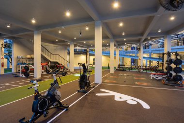 Phuket, Tayland - 25 Kasım 2024; Phuket, Tayland 'da yer alan Alfabe' de egzersiz ekipmanlarıyla Alpha Club fitness Center sağlık kulübü.