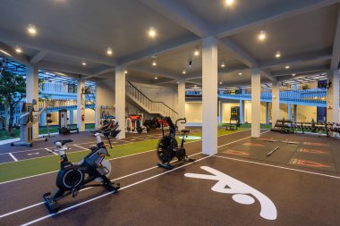 Phuket, Tayland - 25 Kasım 2024; Phuket, Tayland 'da yer alan Alfabe' de egzersiz ekipmanlarıyla Alpha Club fitness Center sağlık kulübü.