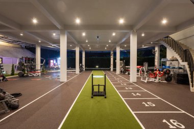 Phuket, Tayland - 25 Kasım 2024; Phuket, Tayland 'da yer alan Alfabe' de egzersiz ekipmanlarıyla Alpha Club fitness Center sağlık kulübü.