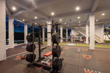 Phuket, Tayland - 25 Kasım 2024; Phuket, Tayland 'da yer alan Alfabe' de egzersiz ekipmanlarıyla Alpha Club fitness Center sağlık kulübü.