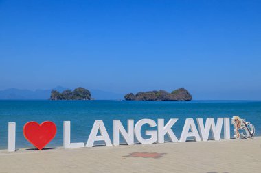 Langkawi, Malezya - 31 Ocak 2024: Lankawi, Malezya 'daki Tanjung Rhu plajında Langkawi işaretini seviyorum.