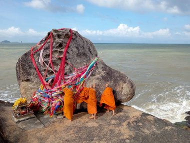 Songkhla, Tayland - 28 Aralık 2023: Wat Khao Saen 'deki Tayland Budist keşişleri Hua Nai Raeng adında bir adak adadı..