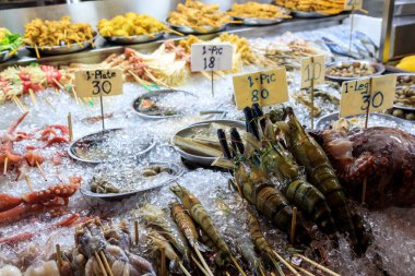 Lok-lok, gezici bir şişte servis edilen et ve sebzelerden oluşan çeşitli buharlı tekne stili gıdalardan oluşan bir yemektir. Malezya 'da bir sokak yemeği.