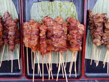 Tayland 'da ızgara domuz pirzolası ya da moo ping aranjmanı. Moo ping, Thaland 'da popüler bir sokak yemeği..