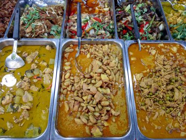 Bir restoranda baharatlı Güney Tayland körisi düzenlemesi. Güney Tayland körisinin adı gaeng tai.