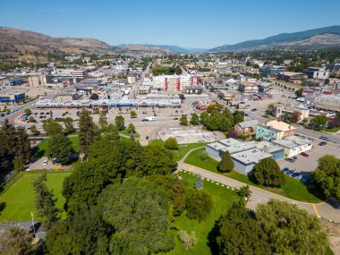 Vernon, Kanada - 1 Eylül 2024: Okanagan Vadisi, British Columbia, Kanada 'da bulunan Vernon şehrindeki Polson Park' ın insansız hava aracı görüntüsü.