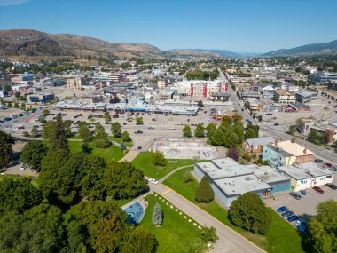 Vernon, Kanada - 1 Eylül 2024: Okanagan Vadisi, British Columbia, Kanada 'da bulunan Vernon şehrindeki Polson Park' ın insansız hava aracı görüntüsü.