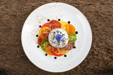 Burrata di bufala ve Xeres sirkeli domates salatası..