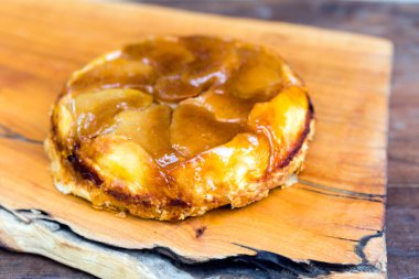 Taze pişmiş elmalı turta..