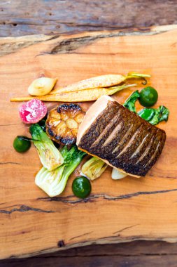 Atlantik usulü kızarmış somon bifteği ve sebze seçimi..